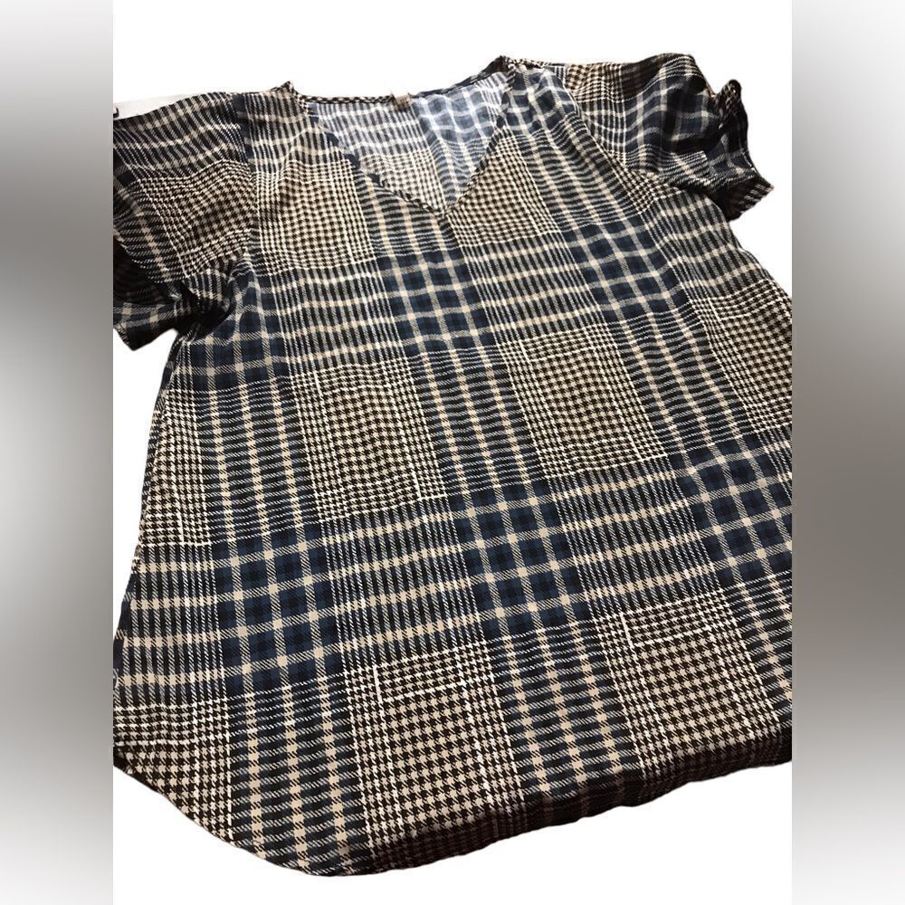 MTS size medium top excellent like new condition v neck core perfect for work